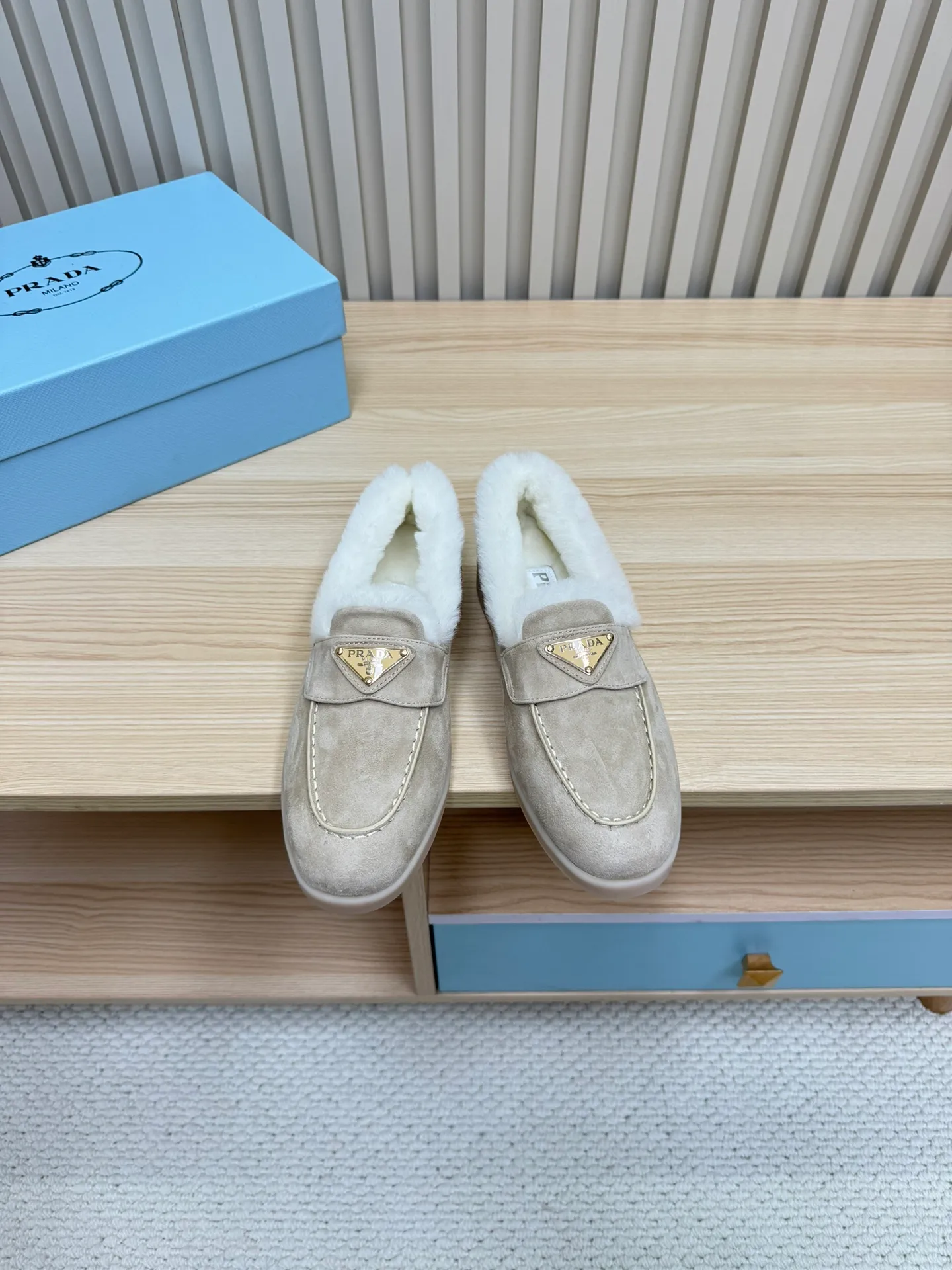 p580 Prada couple loafers｜Winter warmth and good looks at the same time online❄️👫 This is the C position of the shoe cabinet this autumn and winter! Prada's new couple's loafers are high-end yet still stylish~ ✨Imported frosted cowhide fabric, exquisite texture and high-end at first glance 🐑Australian imported sheepskin fur integrated lining, maximum warmth retention! It is also super warm to wear in winter in the north. 🔺The classic triangle logo embellishes the upper, which is simple and elegant, with perfect recognition. 💯Original TPU absorbent film outsole, non-slip, wear-resistant and durable. A must-have item for couples to go out on the street! The upper foot instantly enhances the overall outfit level, whether it is paired with a coat or a down jacket, it looks great ~ #Prada Loafers #coupleshoesrecommend #wintermusthaveshoes #luxurywear Outfit Fabric: Imported two-layer frosted cowhide Lining: Sheepskin imported from Australia One piece Outsole: Original Tpu absorbent film outsole Female size: 35~41 (customized in 41) Male size: 39~45 (customized in 45)